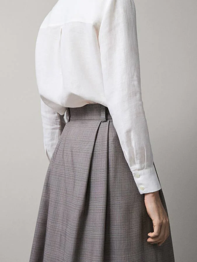 Falda de cuadros con botonadura frontal, de Massimo Dutti (29,95 euros).