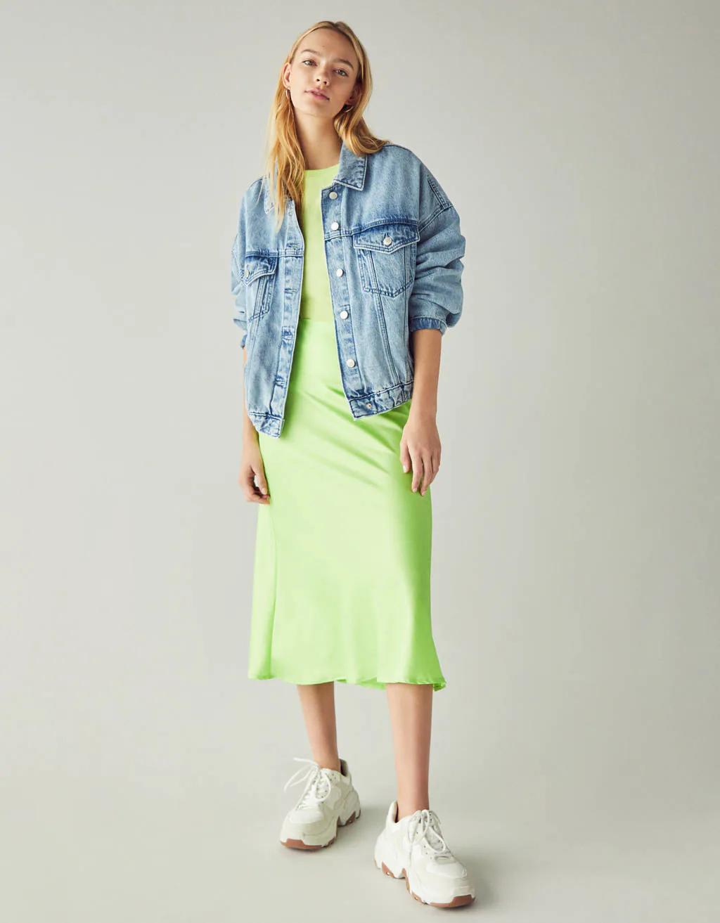 Falda midi de satén y verde lima, de  Bershka  (9,99 euros)