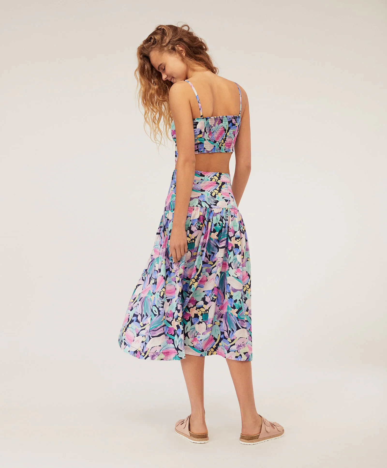 Falda de largo 'midi' con estampado floral en tonos malvas y turquesas, de Oysho (23,99 euros)