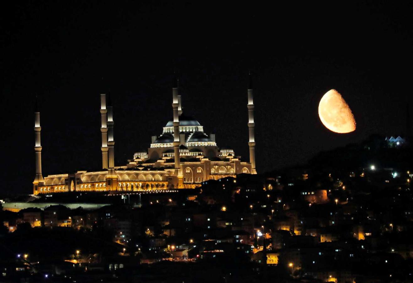 La luna sobre la Gran Mezquita de Estambul, Turquía