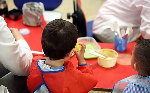 Niños en un comedor escolar.
