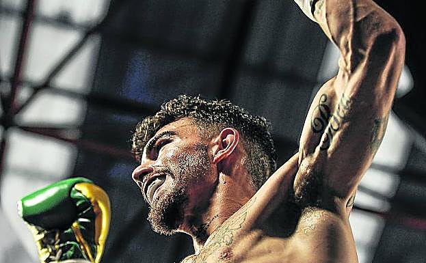 'Jonfer' saluda al público de Torrelavega tras fulminar a Eronen en veinte segundos.