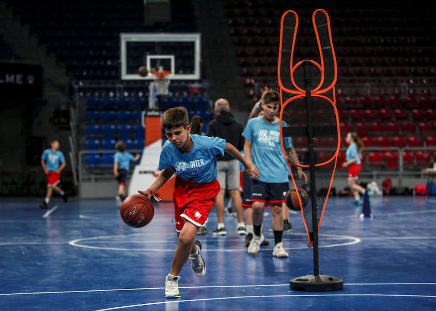 Fotos: Los niños del campus del Baskonia saltan a la cancha