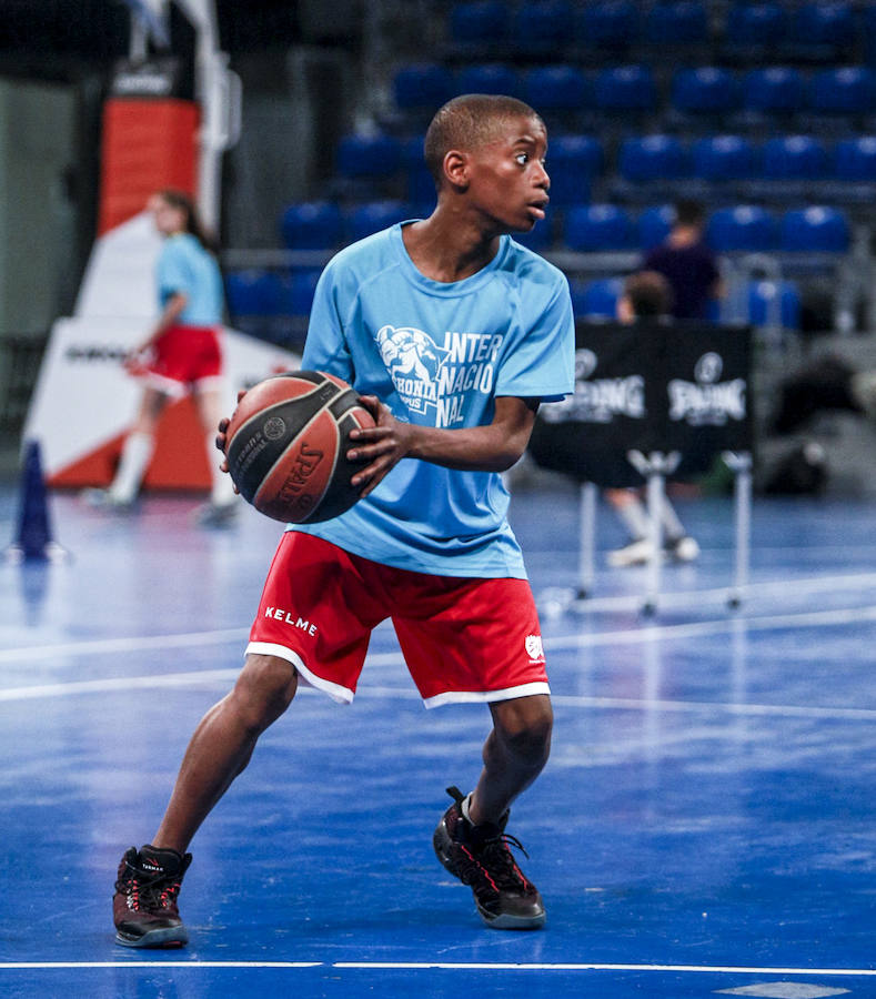 Fotos: Los niños del campus del Baskonia saltan a la cancha
