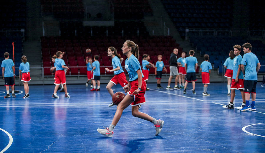 Fotos: Los niños del campus del Baskonia saltan a la cancha
