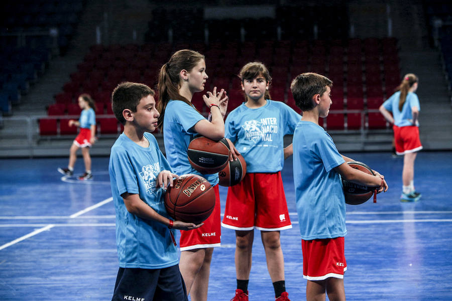 Fotos: Los niños del campus del Baskonia saltan a la cancha