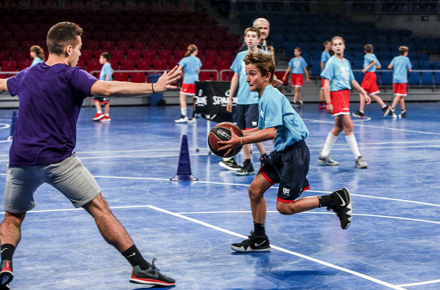 Fotos: Los niños del campus del Baskonia saltan a la cancha