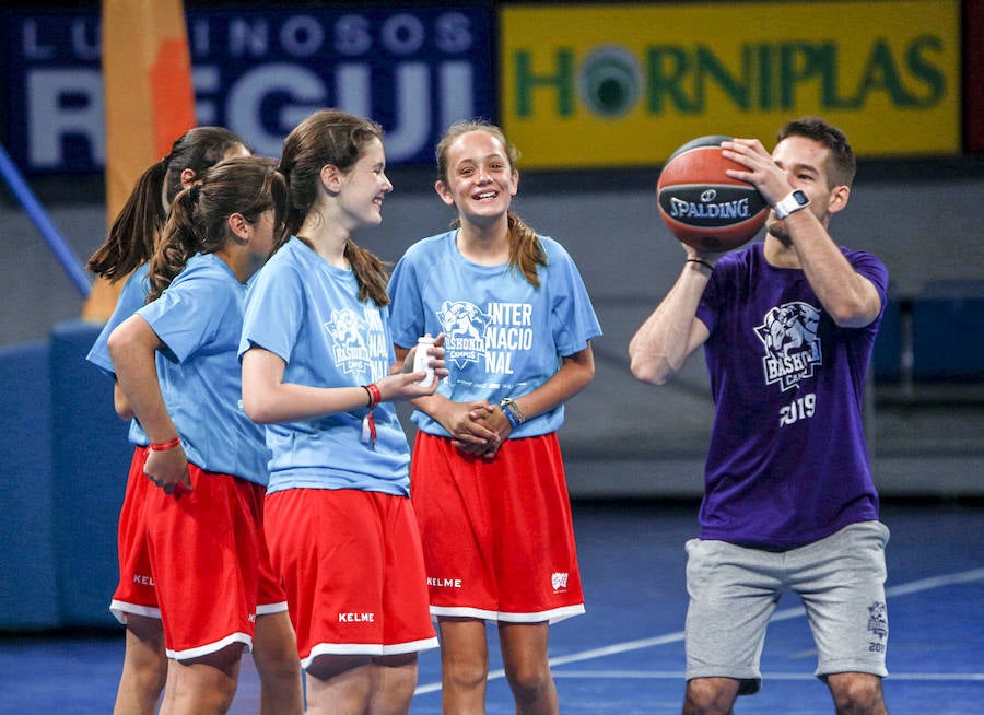 Fotos: Los niños del campus del Baskonia saltan a la cancha