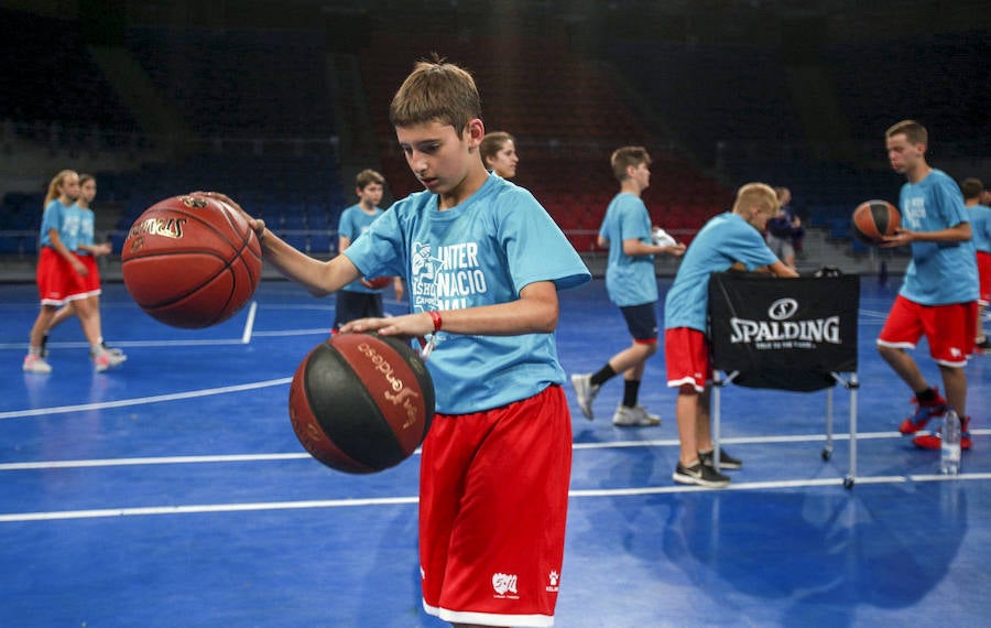Fotos: Los niños del campus del Baskonia saltan a la cancha