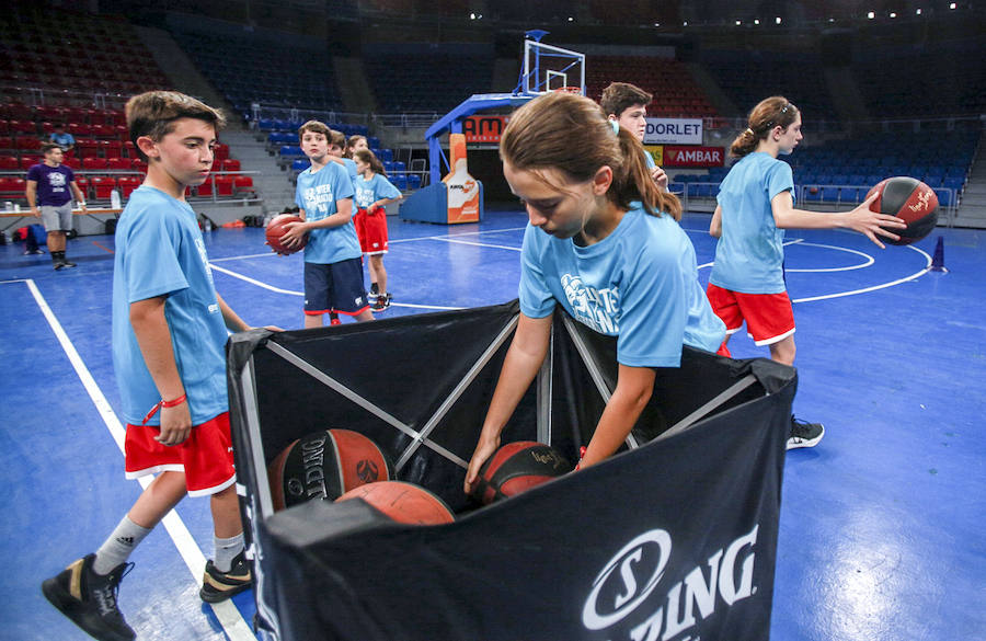 Fotos: Los niños del campus del Baskonia saltan a la cancha