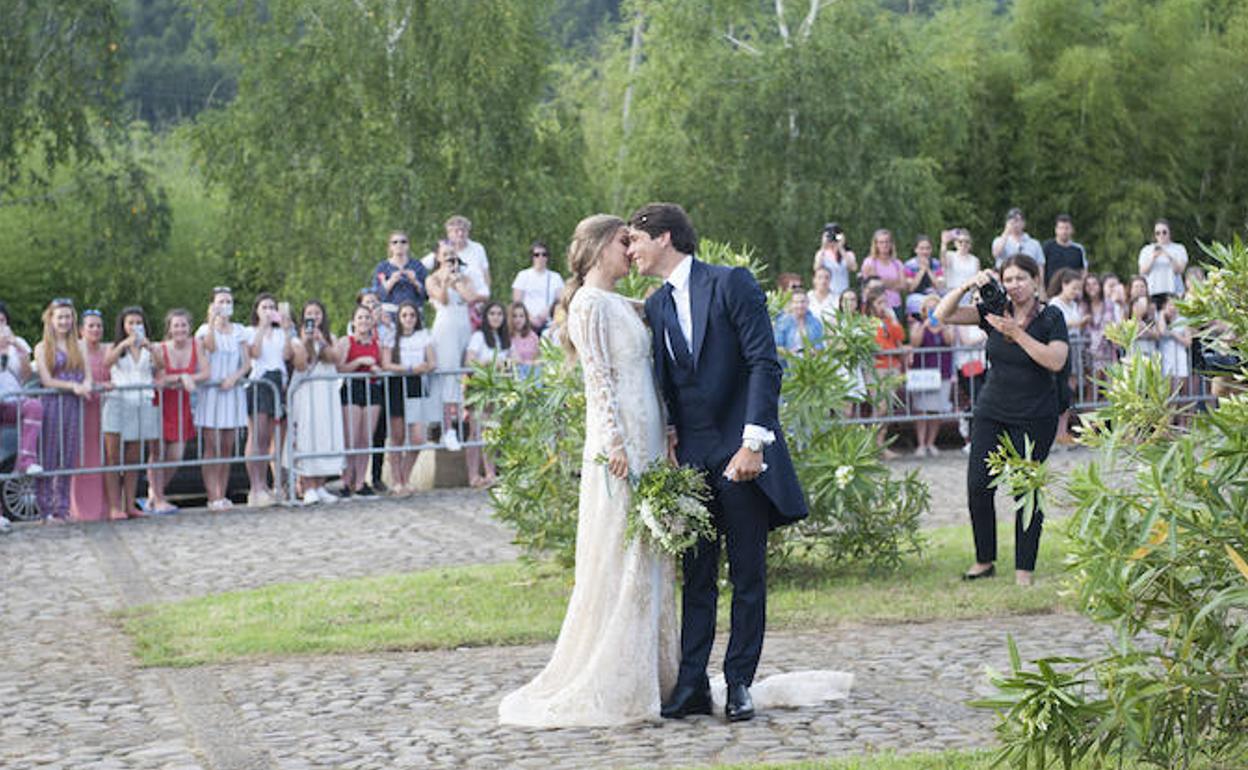 Los recién casados a su salida con el seguimiento de las cámaras.