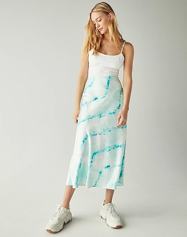 Falda midi de satén con estampado 'tie-dye', de  Bershka  (9,99 euros)