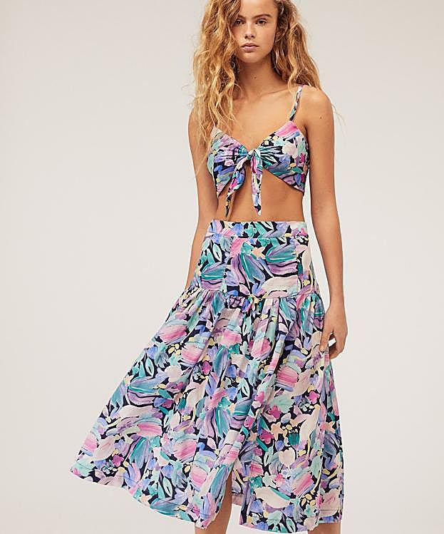 Falda de largo 'midi' con estampado floral en tonos malvas y turquesas, de Oysho (23,99 euros)