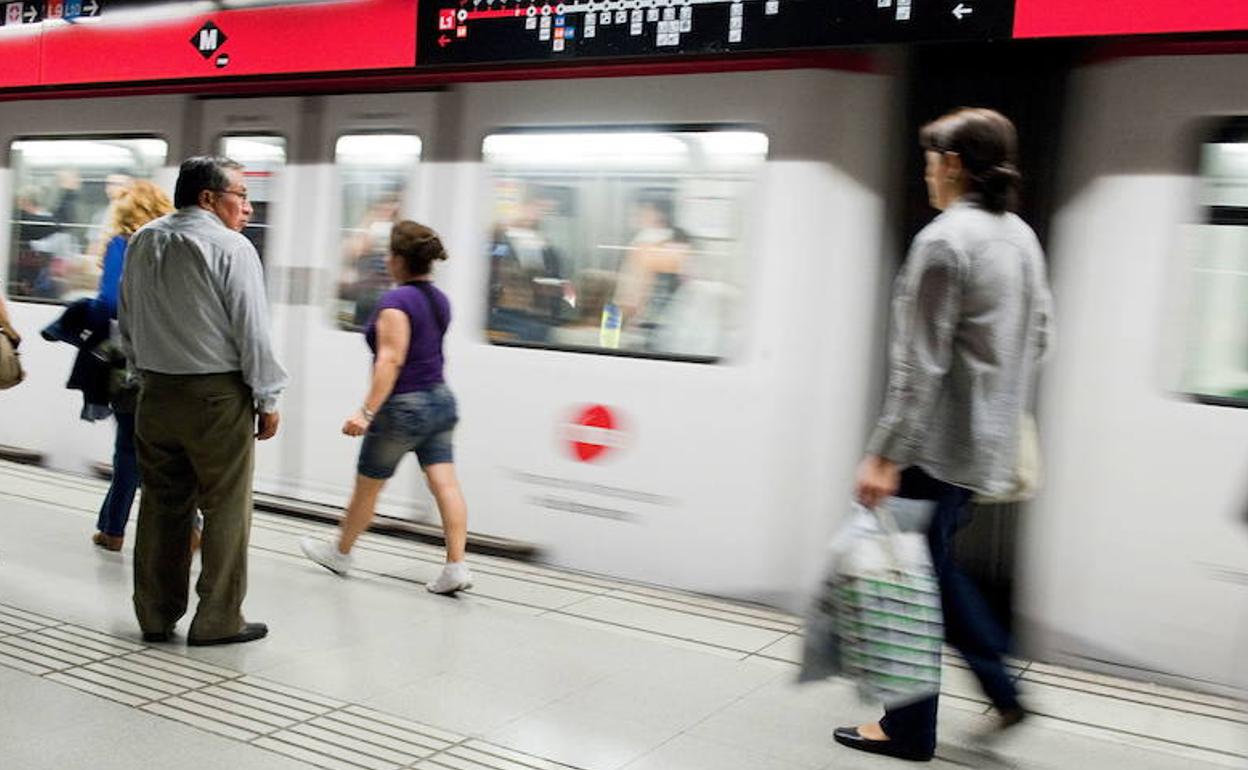 Detenida una menor por arrojar a otra chica a las vías del metro de Barcelona