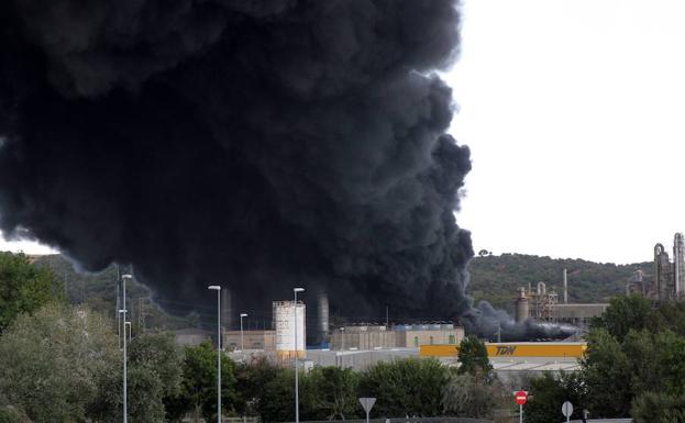Instalaciones afectadas de la planta química de San Roque (Cádiz) afectadas por el incendio.