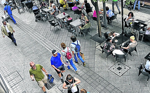 Numerosas terrazas se suceden a lo largo de los más de 400 metros de la céntrica calle ledesma.