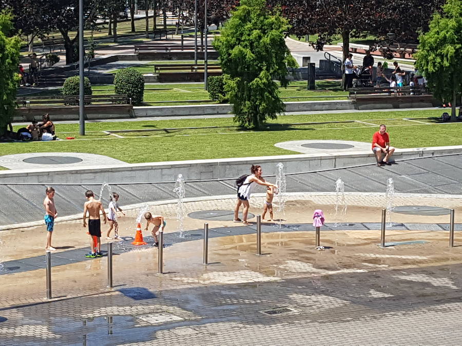 Muchos se han refrescado en las fuentes del Gugenheim.