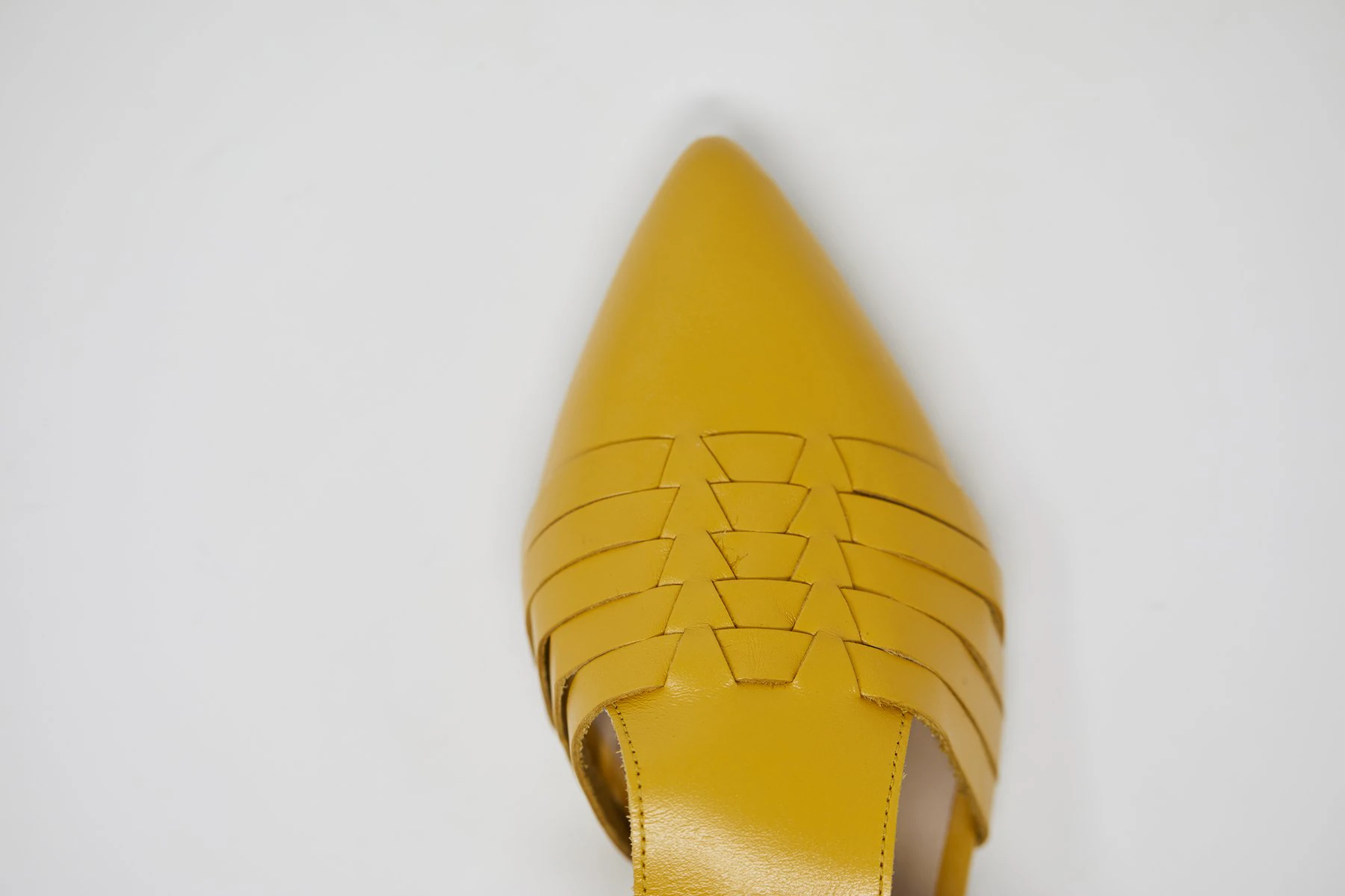 La comunicadora ha lanzado unas sandalias junto a la firma española de calzado 5yMedio, que han recibido numerosas criticas por su precio