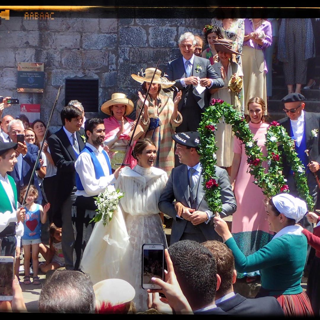 Proviene de una saga de empresarios y artistas y se ha casado en un rincón de la costa vasca en compañía de sus familiares e invitadas de alta sociedad