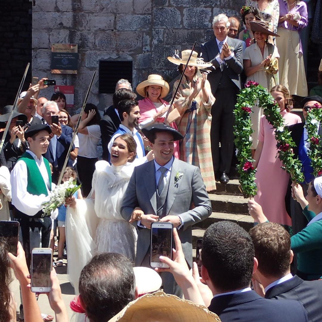 Proviene de una saga de empresarios y artistas y se ha casado en un rincón de la costa vasca en compañía de sus familiares e invitadas de alta sociedad