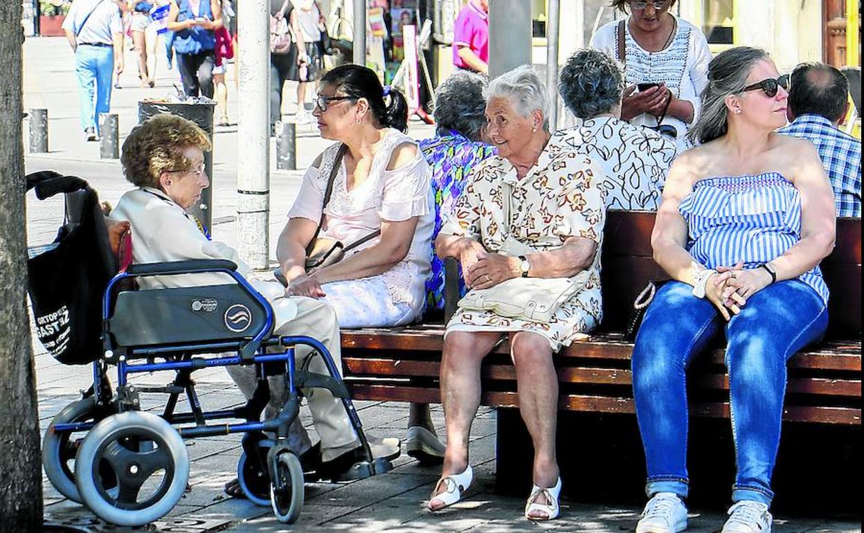 Las personas mayores son especialmente vulnerables a temperaturas tan altas como ayer. 