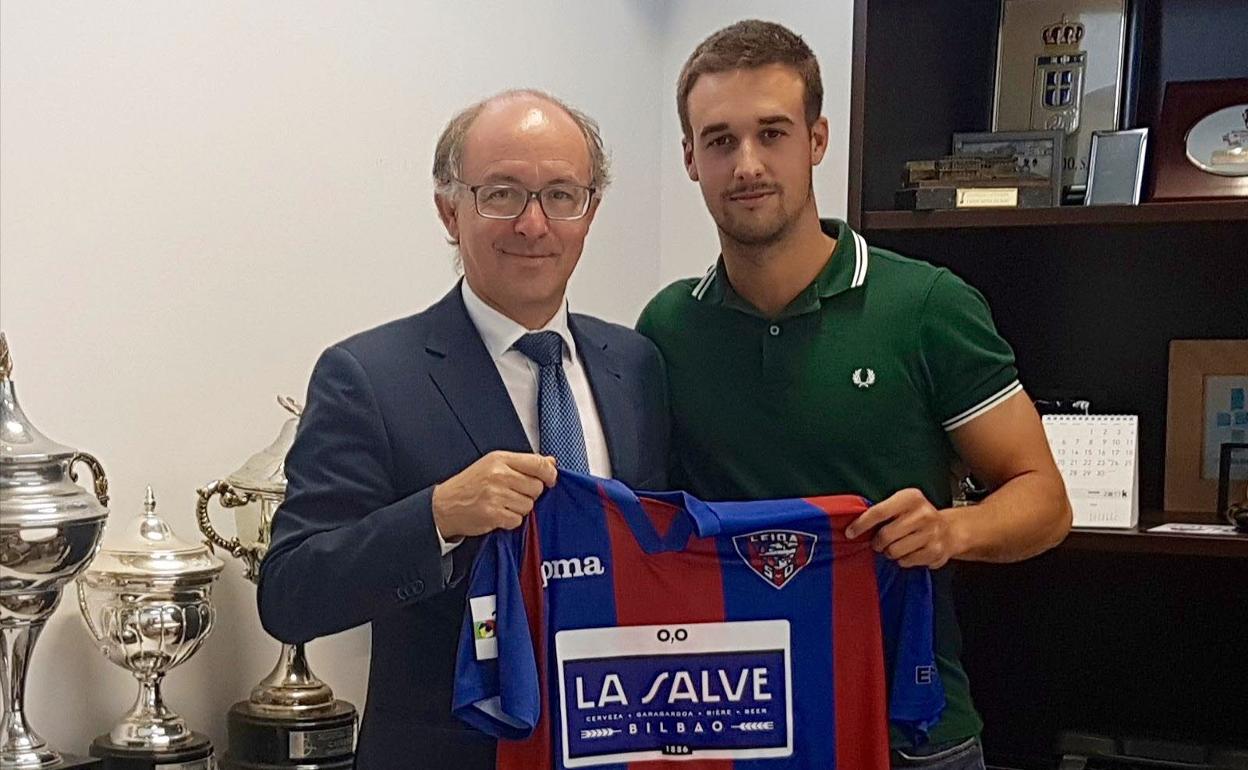 Lander Yurrebaso, durante su presentación como jugador del Leioa. 