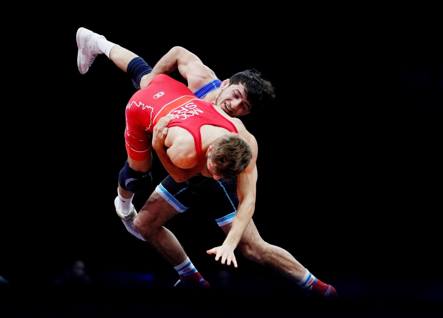 Mahir Amiraslanov de Azerbaiyán en acción con Stevan Micic de Serbia durante el combate por la medalla de oro de Lucha libre masculino - 57kg, en los Campeonatos Europeos 2019