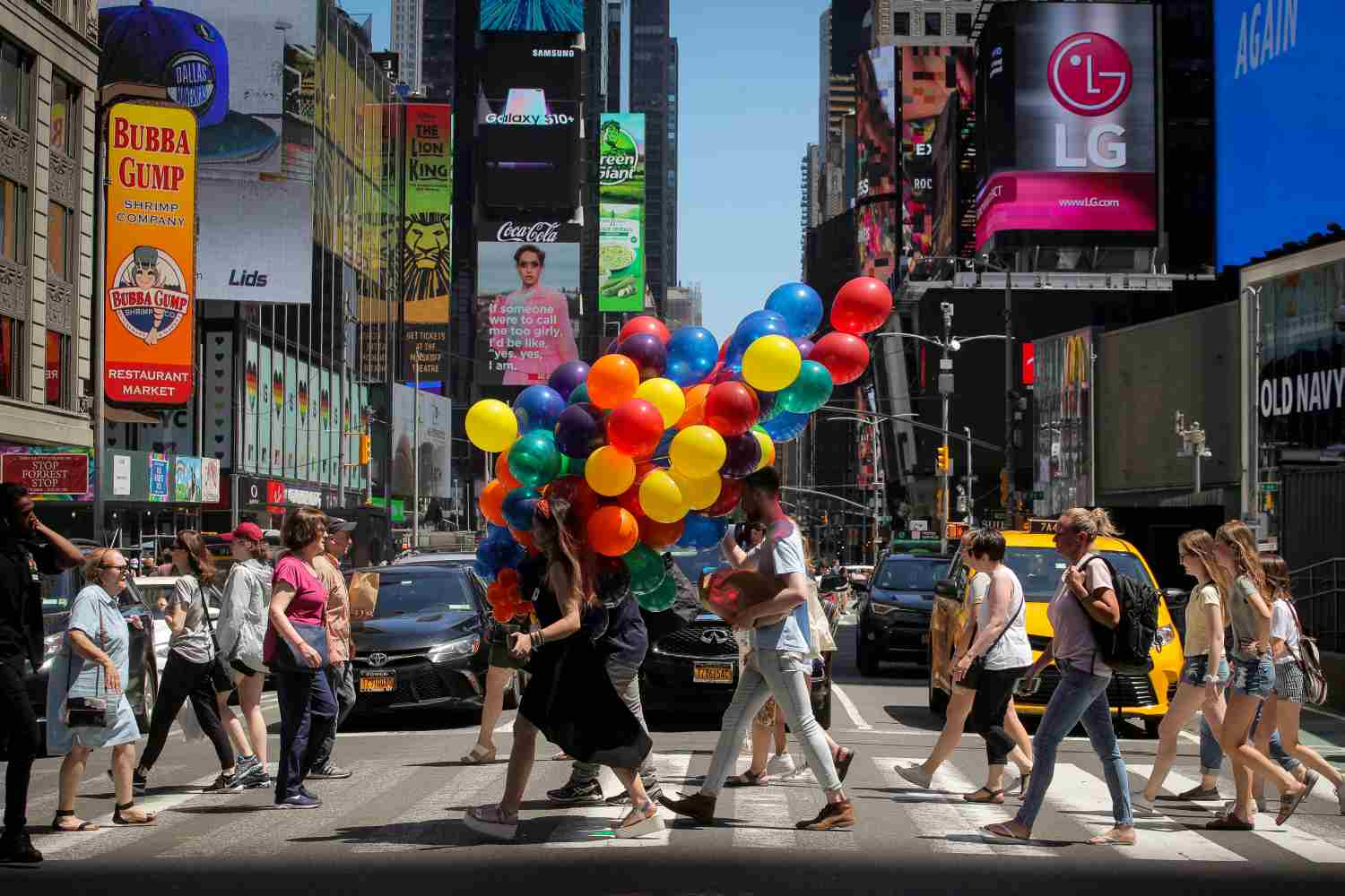 Una mujer lleva un montón de globos a través de Times Square en Nueva York.