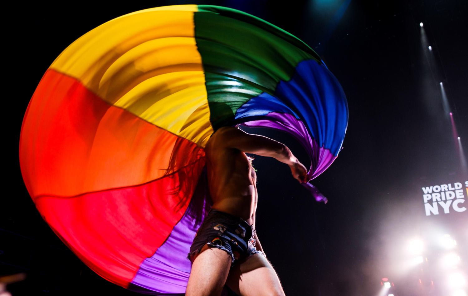 Un bailarín se presenta durante la ceremonia de apertura del WorldPride 2019, en el Barclays Center en Brooklyn, Nueva York (Estados Unidos). El WorldPride 2019, el Orgullo Mundial neoyorquino, arrancó este miércoles con una gran gala benéfica en el Barclays Center de Brooklyn donde la música de Cindy Lauper, Billy Porter, Ciara o Chaka Khan se mezcló con discursos reivindicativos como el de Whoopi Goldberg. 