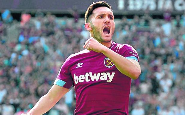 Lucas Pérez, con la camiseta del West Ham, celebra con rabia un gol.