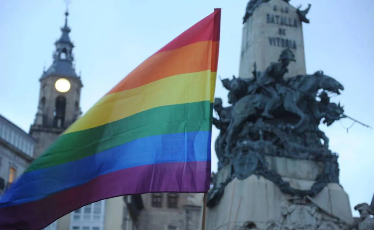  La bandera del Orgullo LGTBI ondeando en la plaza de la Virgen Blanca