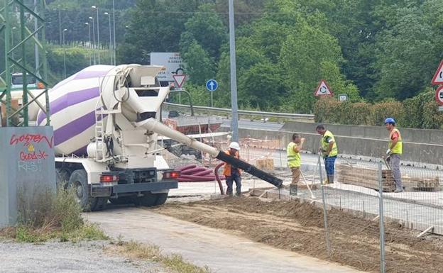 Opreraios trabajando en Iurreta.