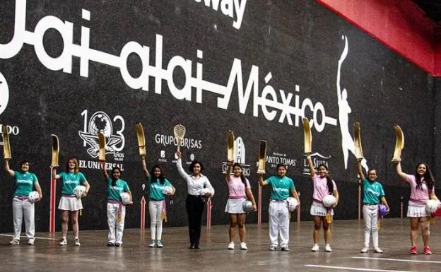 Varias de las participantes en el torneo posando en la sede principal, el Frontón México. 