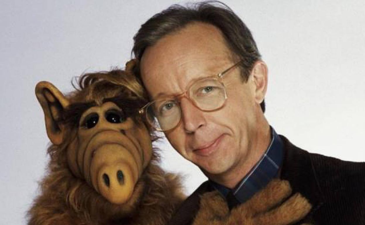 El actor estadounidense Max Wright junto al extraterestre ALF.