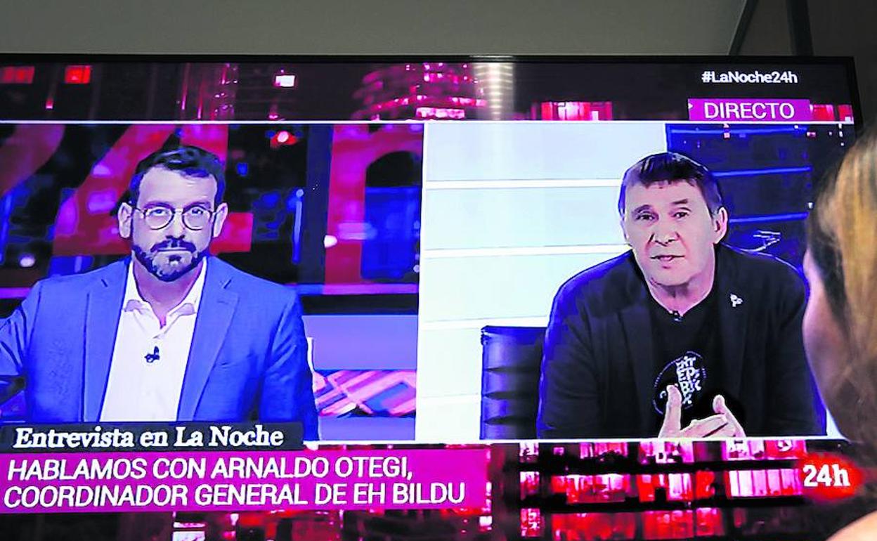 Arnaldo Otegi y el conductor del programa, el periodista Marc Sala, en un momento de la entrevista. 