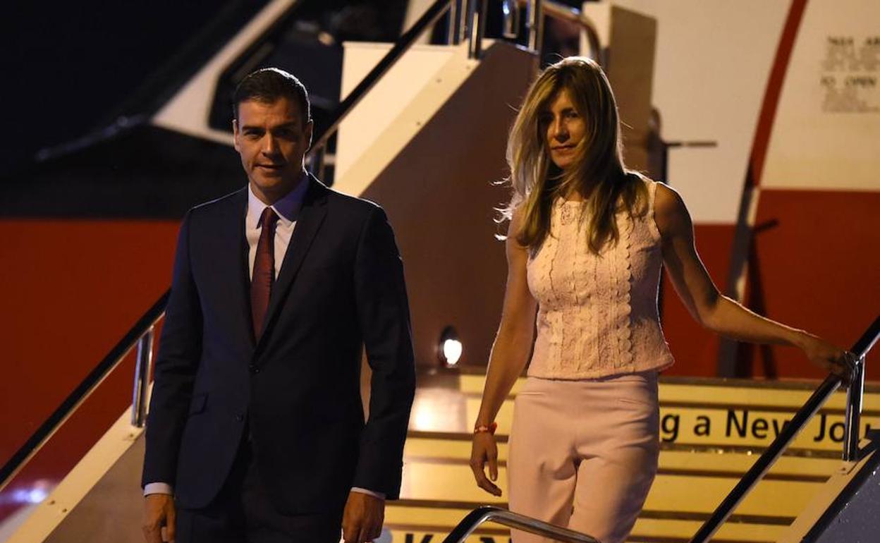 El presidente del Gobierno, Pedro Sánchez, junto a su mujer a la llegada al aeropuerto de Osaka. 