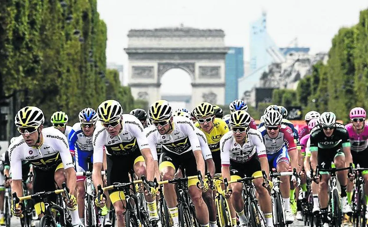 El Sky tira del pelotón en la etapa de París del pasado Tour. 