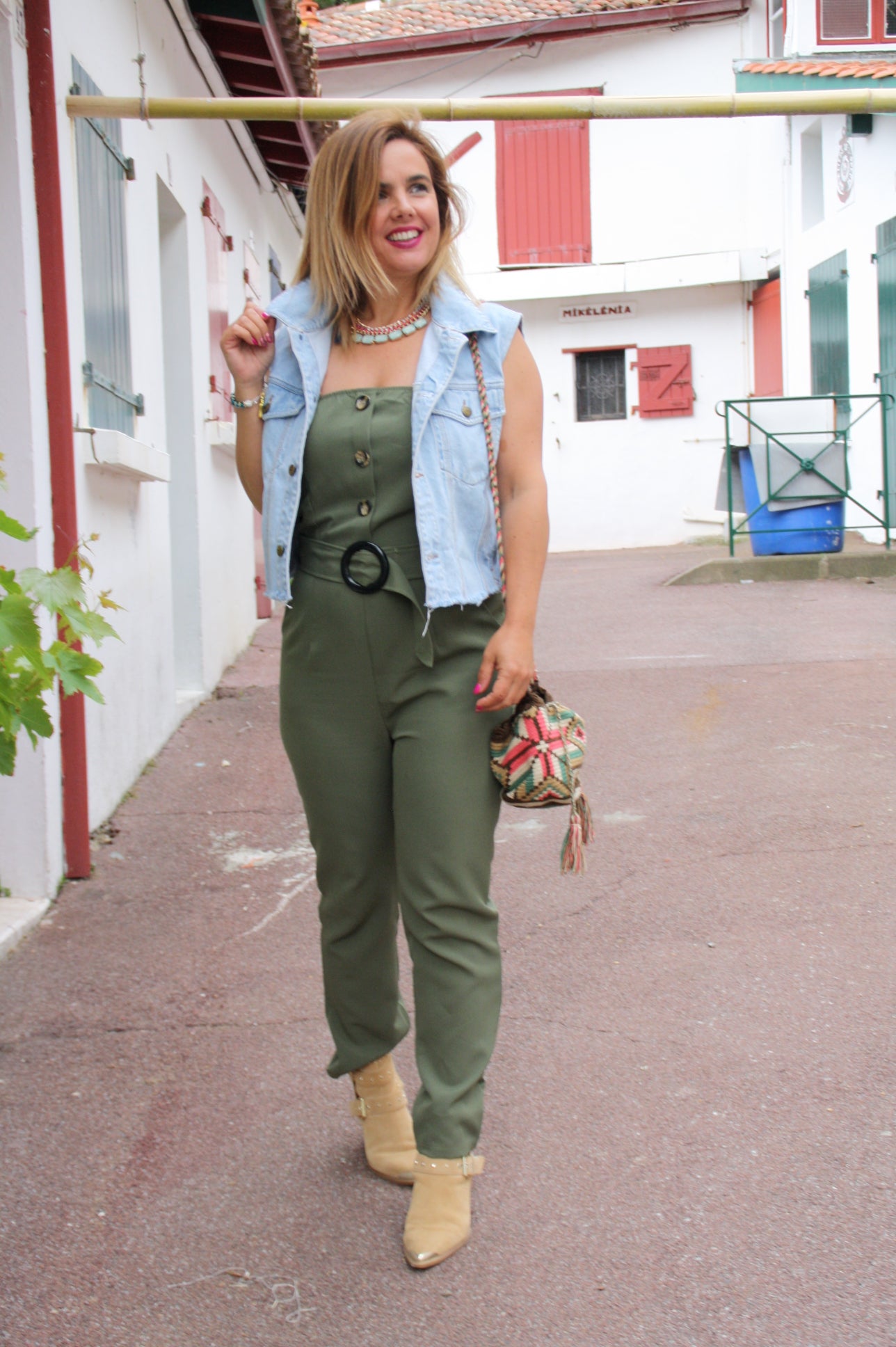 La 'instagramer' Vanessa Mulas nos enseña a sacar partido a un veraniego mono verde militar