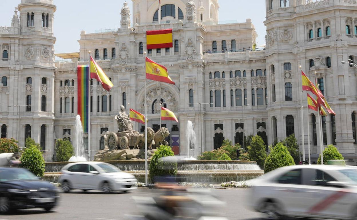 La bandera arcoíris y de España en el Ayuntamiento de Madrid.