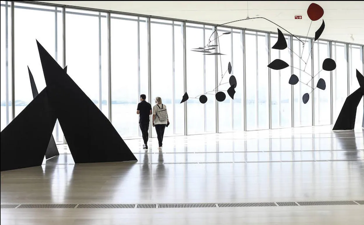 Una de las piezas del artista Alexander Calder, expuestas en el Centro Botín de Santander.