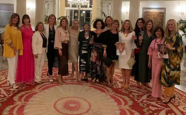 Las 'Power Woman Style' disfrutaron el miércoles de una cena en el hotel Carlton. Dos de ellas sostienen las fotografías de Yolanda y Lola, las dos integrantes que no pudieron asistir a la quedada.