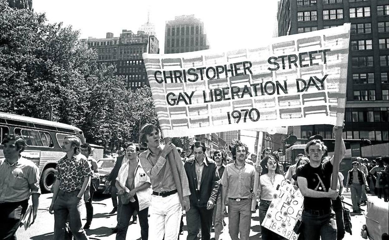 Origen del movimiento. El Stonewall era un bar del barrio neoyorquino de Greenwich Village. El 28 de junio de 1969, varios agentes hicieron una redada en el local. En un momento dado,los homosexuales se sublevaron. Fue el detonante de tres jornadas de protesta.Al año siguiente nacía el Día del Orgullo Gay.