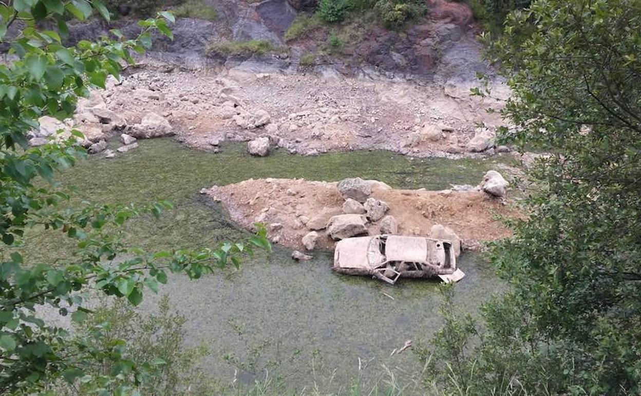 La pérdida de líquido ha dejado a la luz un coche que se encontraba hundido. 