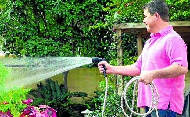 El regadío es el principal gasto de agua de las viviendad unifamilaires y más durante eel verano.