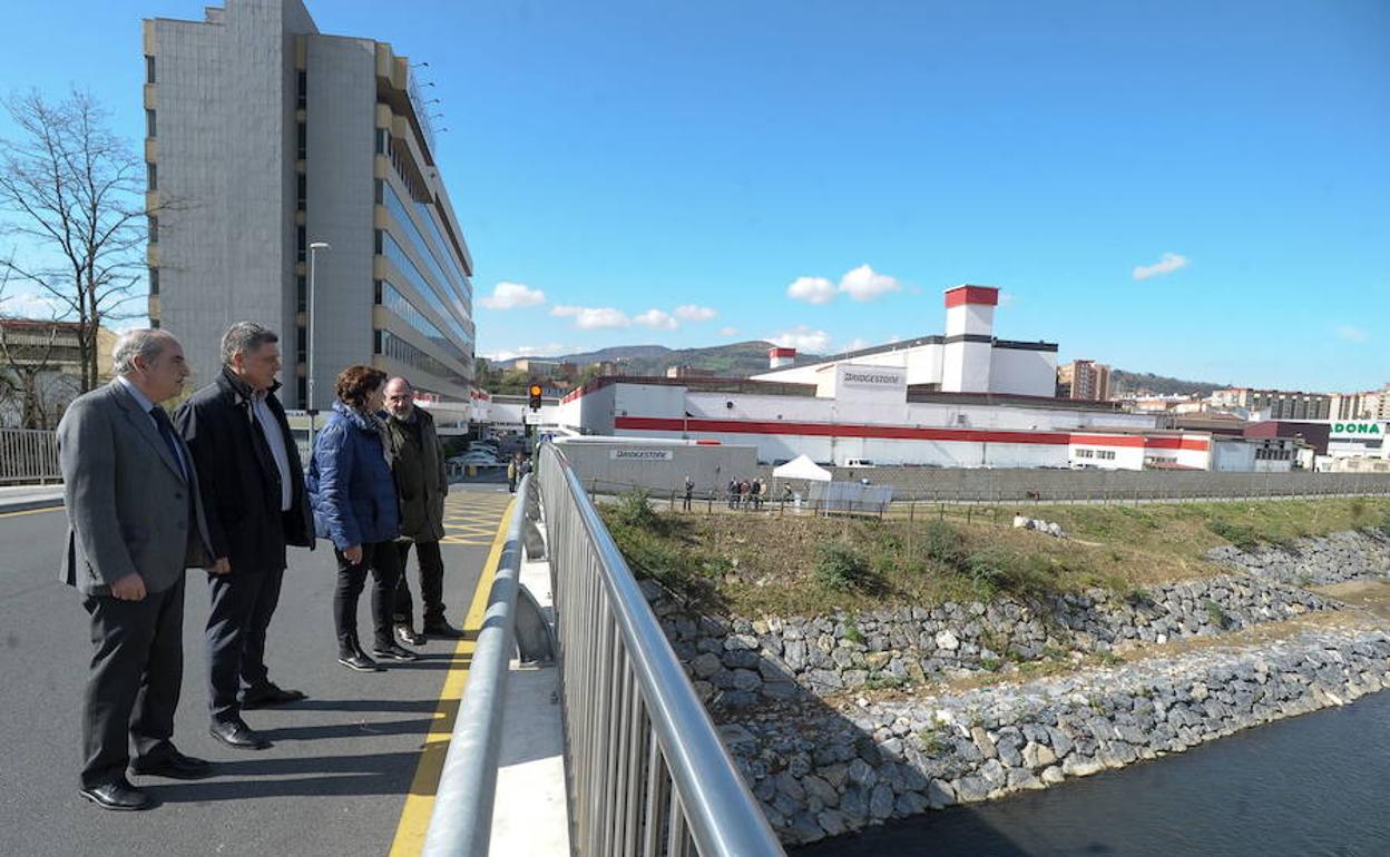Vista del consejero de Medio Ambiente y antiguos cargos de Basauri y Galdakao a la segunda fase. 
