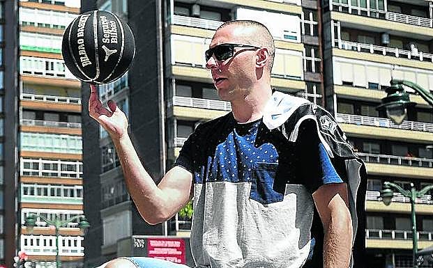 Javi Salgado posa para este periódico en El Karmelo de Santutxu.