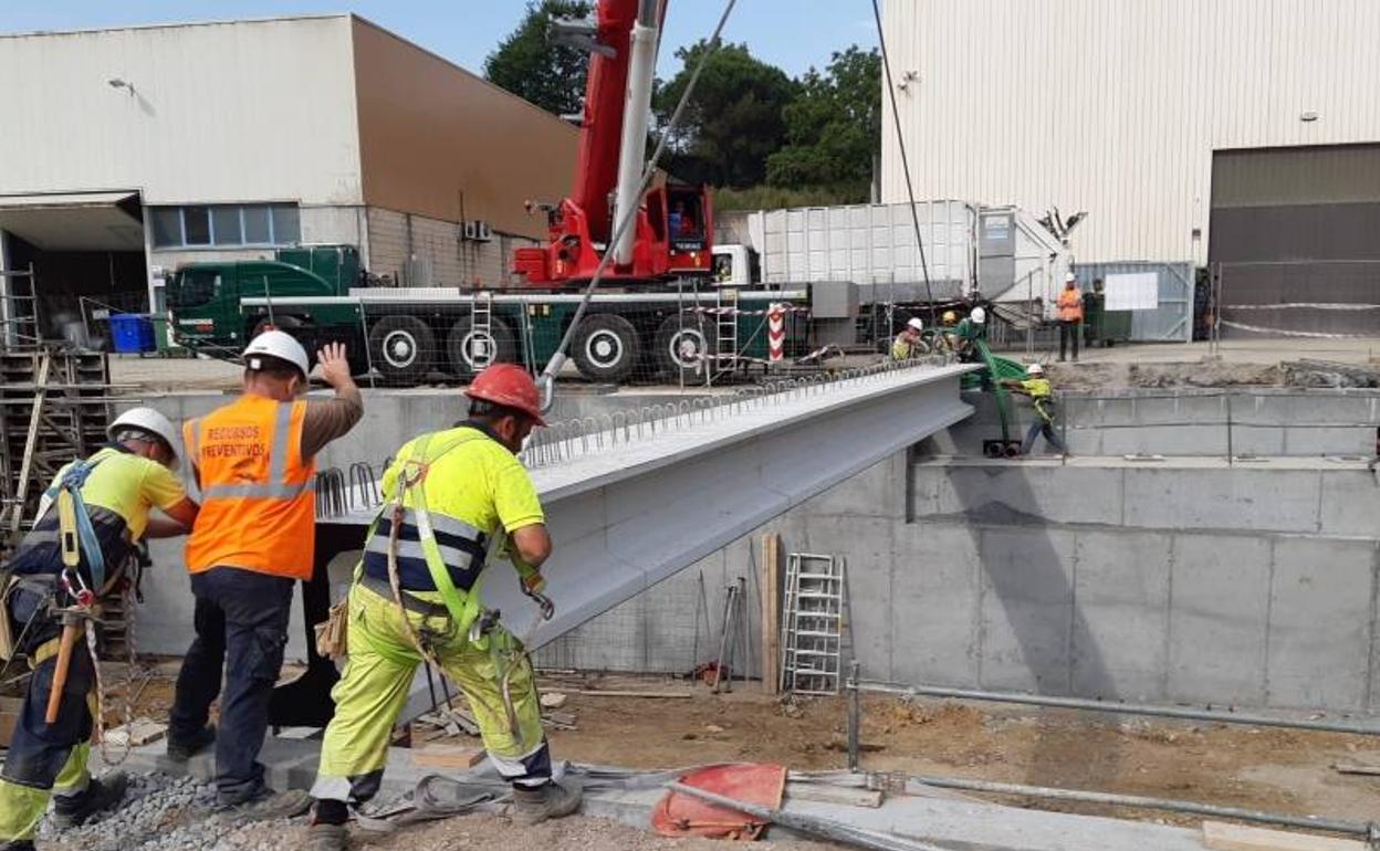 Los operarios han terminado de colocar las vigas que soportarán el peso del puente. 