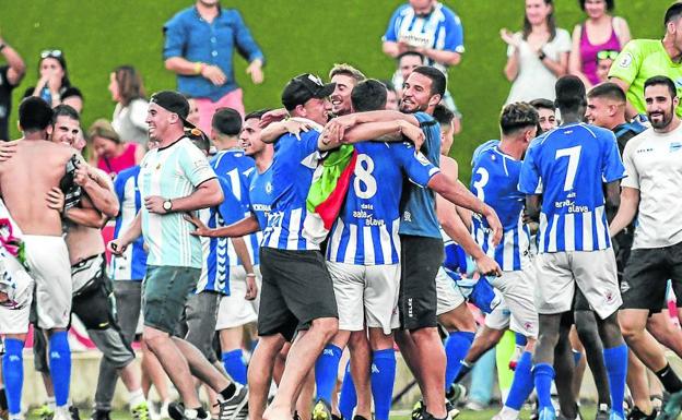 La plantilla del Alavés B celebra el ascenso sobre el césped del Municipal de Tarazona.