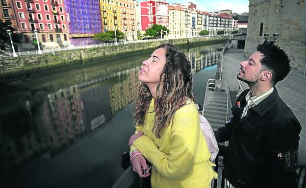 Ainara Martínez e Ismael Álvarez cierran los ojos y se concentran para percibir todos los olores de la ría, uno de los grandes iconos de Bilbao.