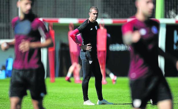 Gaizka Garitano observa al equipo en un entrenamiento del pasado curso. 